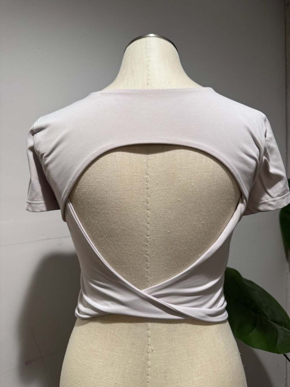 Offline by Aerie Open Back Twist Cropped Yoga Top Short Sleeve Size M